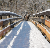 fileadmin/roha/images_galerie/wege/WEGE-HOEGLW-0021-A-02-D-roha-Steg-Weg-Hoeglwoerther-See-Winter.png