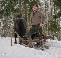 fileadmin/roha/images_galerie/Landwirtschaft/Forst-Holzknecht/HOLZKNE-HAM-PFERD-0015-1122-01-D-roha-Holzknecht-Pferd-Winter-Siegsdorf-Hammer-Winterzug.png