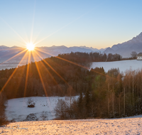 fileadmin/roha/images_galerie/orte_landschaft/Piding/SON-AU-JOH-WI-0001-0729-01-D-roha-Sonnenaufgang-Piding-Johannishoegl-Winter-Neubichler-Alm.png