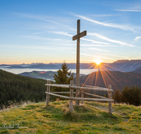 fileadmin/roha/images_galerie/stimmung-Sonne/Sonnenaufgang/SON-AU-STOISS-A-0003-0752-04-D-roha-Sonnenaufgang-Stoisser-Alm-Teisenberg.png