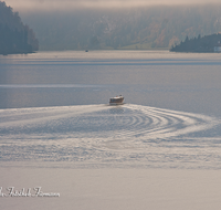 fileadmin/roha/images_galerie/orte_landschaft/Berchtesgaden/Koenigssee/BGD-KOE-SCHIFF-0013-3-D-roha-Berchtesgaden-Koenigssee-Schifffahrt-Herbst-Nebel.png