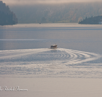 fileadmin/roha/images_galerie/orte_landschaft/Berchtesgaden/Koenigssee/BGD-KOE-SCHIFF-0013-3-D-roha-Berchtesgaden-Koenigssee-Schifffahrt-Herbst-Nebel.png