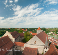 fileadmin/roha/images_galerie/orte_landschaft/Burghausen/BURGH-BURG-PAN-0001-D-P-roha-Burghausen-Burg-Panorama-Salzach-Dach.png