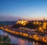 fileadmin/roha/images_galerie/orte_landschaft/Burghausen/BURGH-PAN-NA-0008-D-roha-Burghausen-Salzach-Burg-Panorama-Nacht-Stimmung.png