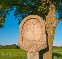 fileadmin/roha/images_galerie/kirche_religion/Bernau/KKKM-BERN-KOTHOED-0002-D-roha-Wegkreuz-Bernau-Kothoed-Baum.png