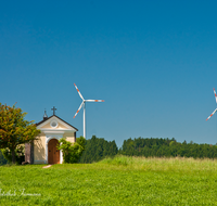 fileadmin/roha/images_galerie/kirche_religion/Palling-Kirchweidach-Tyrlaching/KKKM-PALL-RANH-0003-D-roha-Kapelle-Palling-Ranham-Windraeder.png