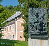 fileadmin/roha/images_galerie/orte_landschaft/Oberndorf_-_Oesterreich/OBERND-STILL-OESTERR-0121-D-roha-Oberndorf-Oesterreich-Stille-Nacht-Skulptur.png