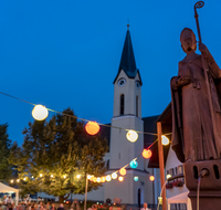 fileadmin/roha/images_galerie/orte_landschaft/Piding/Piding-Feste-Theater-usw/PID-LEU-BR-2019-2125-D-roha-Piding-Leuchtbrunnenfest-Musikkapelle-Petersplatz-Rupertusbrunnen.png