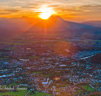 fileadmin/roha/images_galerie/orte_landschaft/Salzburg/Gaisberg-Flughafen-Wals/SA-GAISB-PAN-0013-D-roha-Salzburg-Gaisberg-Panorama-Sonnenuntergang-Hochstaufen-Nacht.png