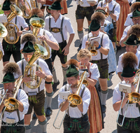 fileadmin/roha/images_galerie/orte_landschaft/Anger/Anger-Trachten-Musik-Fest/BR-FEST-ANG-MUS-TRACH-2018-08-19-1214-04-D-roha-Brauchtum-Fest-Anger-Trachtenverein-Musikkapelle-Festzug.png