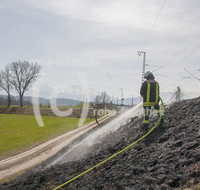 fileadmin/roha/images_galerie/Feuerwehr-Florianijuenger/FFW-TEI-BRAND-0004-D-roha-Feuerwehr-Teisendorf-Bahndamm-Brand-Ufering.jpg