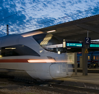 fileadmin/roha/images_galerie/orte_landschaft/Freilassing/FREIL-EISENB-0014-D-roha-Freilassing-Eisenbahn-Bahnhof-Zug-Panorama.png