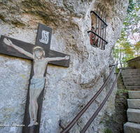 fileadmin/roha/images_galerie/kirche_religion/Bad_Reichenhall/KKKM-BAD-REI-PANK-0002-D-roha-Wegkreuz-Heiligenfigur-Karlstein-Bad-Reichenhall-Pankraz-Treppe.png