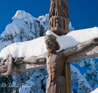 fileadmin/roha/images_galerie/kirche_religion/Teisendorf/Freidling-Berg-Stoisseralm/KKKM-TEIS-STOISS-0006-4-D-roha-Gipfel-Kreuz-Teisenberg-Stoisser-Alm-Teisendorf-Anger-Winter.png