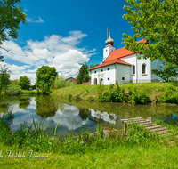 fileadmin/roha/images_galerie/orte_landschaft/Saaldorf/SAAL-STEINBR-0011-D-roha-Saaldorf-Steinbruenning-Kirche-Weiher-Steg.png