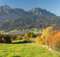 fileadmin/roha/images_galerie/orte_landschaft/Anger/Aufham/AUF-PAN-0005-01-D-roha-Aufham-Panorama-Anger-Hochstaufen-Zwiesel-Herbst.png