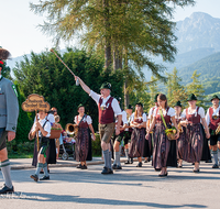 fileadmin/roha/images_galerie/orte_landschaft/Anger/Anger-Trachten-Musik-Fest/BR-FEST-ANG-MUS-TRACH-2018-08-19-0941-0-03-D-roha-Brauchtum-Fest-Anger-Trachtenverein-Musikkapelle-Thundorf-Strass.png