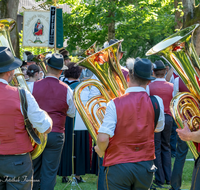 fileadmin/roha/images_galerie/musik/Blasmusik/Teisendorf-Neukirchen-Weildorf/BR-GAUFEST-TEIS-2023-2-1707-1-D-roha-Tracht-Gaufest-Teisendorf-Standkonzert-Musikkapelle.png