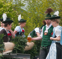 fileadmin/roha/images_galerie/brauchtum/Maibaum/Anger-Hoeglwoerth/BR-MAIB-ANG-2017-1339-01-D-roha-Brauchtum-Maibaum-Anger-Trachtendirndl-Mass-Bier.png