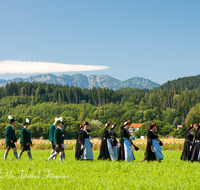 fileadmin/roha/images_galerie/brauchtum/Tracht/Trachtenverein_Teisendorf/BR-TRACH-TEI-VER-0004-D-roha-Brauchtum-Tracht-Teisendorf-Lattengebirge-Festzug.png