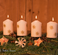 fileadmin/roha/images_galerie/brauchtum/Weihnachten/BR-WEIH-KERZE-0022-D-roha-Brauchtum-Weihnachten-Vier-Kerzen-Advent-Flamme.png