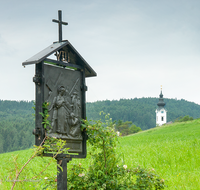 fileadmin/roha/images_galerie/kirche_religion/Ainring-Kreuzweg/KKKM-AINR-KR-08-0051-D-PS-roha-Kreuzweg-Ainring-Ulrichshoegl-Kirchturm.png