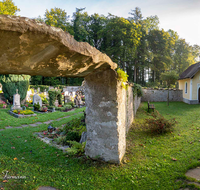 fileadmin/roha/Interessantes-in-Kurzform/ab-4-2021/KKKM-ANG-FRIED-KAP-0022-D-P-roha-Pest-Kapelle-Anger-Wald-Friedhof-Sonne-_002_.png