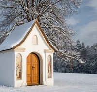 fileadmin/roha/images_galerie/kirche_religion/Saaldorf/KKKM-SAAL-ABTS-0005-02-2-D-roha-Kapelle-Steinbruenning-Abtsdorf-Saaldorf-Winter.png