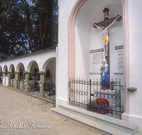 fileadmin/roha/Interessantes-in-Kurzform/KKKM-TEIS-FRIEDH-0001-roha-Kirche-Friedhof-Teisendorf-Gruft.png