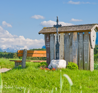 fileadmin/roha/images_galerie/kirche_religion/Teisendorf/KKKM-TEIS-UFER-0011-D-roha-Wegkreuz-Totenbretter-Teisendorf-Ried-Warisloh.png