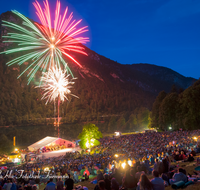 fileadmin/roha/images_galerie/musik/klassisch/MU-KL-PHIL-THUMS-0330-D-M-roha-Musik-klassisch-Philharmonie-Bad-Reichenhall-Thumsee-brennt-Feuerwerk.png