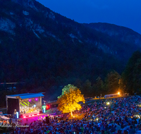 fileadmin/roha/images_galerie/orte_landschaft/Bad_Reichenhall/MU-KL-PHIL-THUMS-2019-2137-01-D-roha-Musik-klassisch-Philharmonie-Bad-Reichenhall-Thumsee-brennt.png