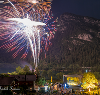 fileadmin/roha/images_galerie/brauchtum/Feuerwerk/MU-KL-PHIL-THUMS-2019-2209-03-D-roha-Musik-klassisch-Philharmonie-Bad-Reichenhall-Thumsee-brennt-Feuerwerk.png