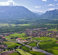 fileadmin/roha/images_galerie/orte_landschaft/Piding/PID-FLUG-0003-D-roha-Piding-Flugaufnahme-Schlafende-Hexe-Untersberg-Fruehling.png