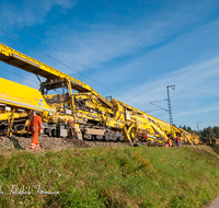 fileadmin/roha/images_galerie/arbeit_technik/TECHN-EISENB-BAU-TEI-0007-D-roha-Technik-Eisenbahn-Maschine-Teisendorf-Zug-Bahnlinie-Feldweg.png