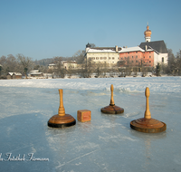 fileadmin/roha/images_galerie/orte_landschaft/Anger/Hoeglwoerth/AN-HOEGL-EISST-0005-D-roha-Anger-Hoeglwoerth-Eisstock-Schnee-Winter.png