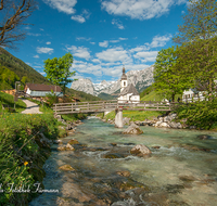 fileadmin/roha/images_galerie/orte_landschaft/Berchtesgaden/Ramsau/BGD-RA-0024-D-roha-Berchtesgaden-Ramsau-Kirche-Zwiebel-Turm-Reiter-Alpe-Ramsauer-Ache-Wasser-Steg.png