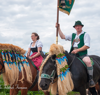 fileadmin/roha/images_galerie/brauchtum/Leonhardiritt/Holzhausen_01/BR-PFRI-HOLZ-2015-0067-1046-02-D-roha-Brauchtum-Pferdeumritt-Holzhausen-Teisendorf-Leonhardiritt-Reiterin.png