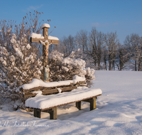 fileadmin/roha/images_galerie/kirche_religion/Anger/KKKM-ANG-HAINH-0002-D-roha-Wegkreuz-Anger-Hainham-Winter-Schnee-Christus-Maria-Bank.png