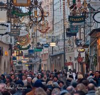 fileadmin/roha/images_galerie/brauchtum/Weihnachten/Christkindlmarkt-Salzburg/SA-GETREID-0009-D-roha-Salzburg-Getreidegasse-Menschen-Menge-Weihnachten-Beleuchtung.png