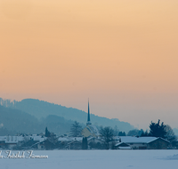 fileadmin/roha/images_galerie/orte_landschaft/Teisendorf/Oberteisendorf/TEI-OB-SU-0004-D-roha-Teisendorf-Oberteisendorf-Sonnenuntergang-Kirche-Winter-Schnee.png