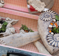 fileadmin/roha/images_galerie/Baum-natur-garten/Haus-Blumenschmuck-Deko/AN-MARKT-TOEPF-0002-D-roha-Anger-Markt-Toepfer-Ware.png