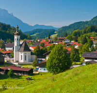 fileadmin/roha/images_galerie/orte_landschaft/Aschau/ASCHAU-SACHR-0005-D-roha-Aschau-Sachrang-Kirche-Zwiebelturm.png