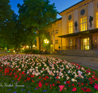 fileadmin/roha/images_galerie/orte_landschaft/Bad_Reichenhall/BAD-REI-FUSSG-0013-D-roha-Bad-Reichenhall-Fussgaengerzone-Fassade-Kurmittelhaus-Blumen-Rabatte.png