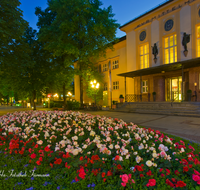 fileadmin/roha/images_galerie/orte_landschaft/Bad_Reichenhall/BAD-REI-FUSSG-0013-D-roha-Bad-Reichenhall-Fussgaengerzone-Fassade-Kurmittelhaus-Blumen-Rabatte.png