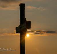 fileadmin/roha/images_galerie/orte_landschaft/Berchtesgaden/Kehlstein/BGD-KE-0009-6-03-D-roha-Berchtesgaden-Kehlstein-Gipfelkreuz-Sonnenuntergang-Untersberg.png