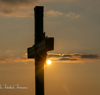 fileadmin/roha/images_galerie/orte_landschaft/Berchtesgaden/Kehlstein/BGD-KE-0009-6-03-D-roha-Berchtesgaden-Kehlstein-Gipfelkreuz-Sonnenuntergang-Untersberg.png