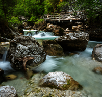 fileadmin/roha/images_galerie/orte_landschaft/Berchtesgaden/Ramsau/BGD-RA-ZAUB-0017-D-roha-Berchtesgaden-Ramsau-Zauberwald-Wildwasser-Weg-Steg.png