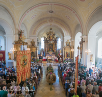 fileadmin/roha/images_galerie/brauchtum/Erntedank-Drischleg/BR-ERNTED-100-2016-1004-01-D-roha-Brauchtum-Erntedank-Teisendorf-Erntekrone-Kirche.png