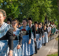 fileadmin/roha/images_galerie/orte_landschaft/Teisendorf/Gaufest-GauverbandI-Freitag14.-Sonntag23.Juli2023/BR-GAUFEST-TEIS-2023-2-1747-3-D-roha-Tracht-Gaufest-Teisendorf-Totengedenken.png